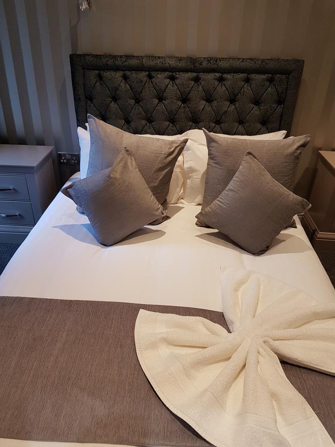 Lil'S Bar And Bistro Hotel ยอร์ค ภายนอก รูปภาพ